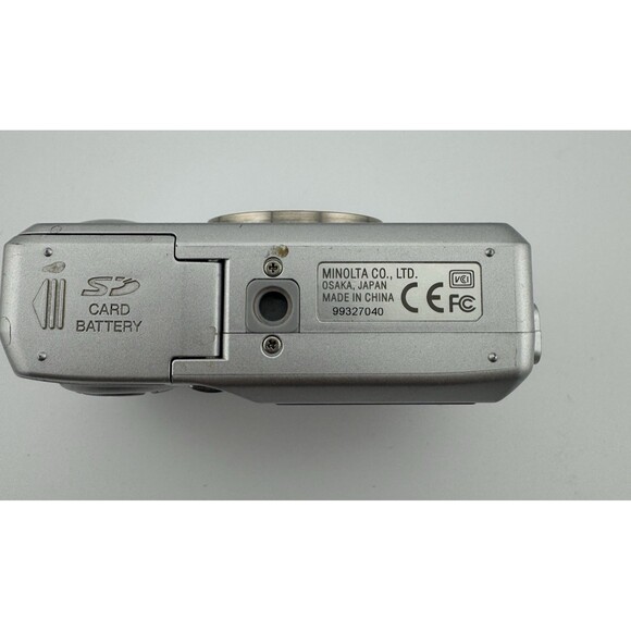 Minolta Konica DiMAGE E323 3.2 MP Digital Camera - Silver NOT TESTED - Picture 4 of 8